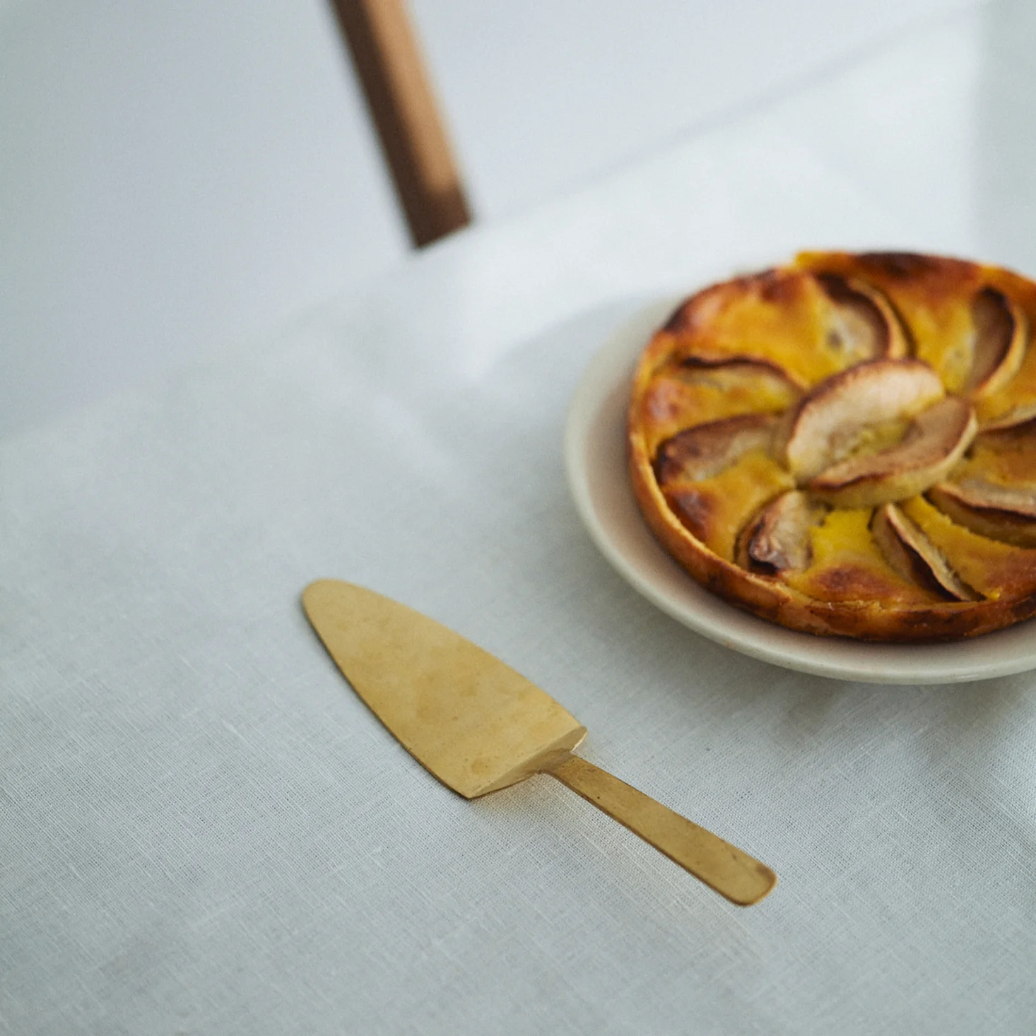 Fog Linen Work Brass Cake Server - Image 3
