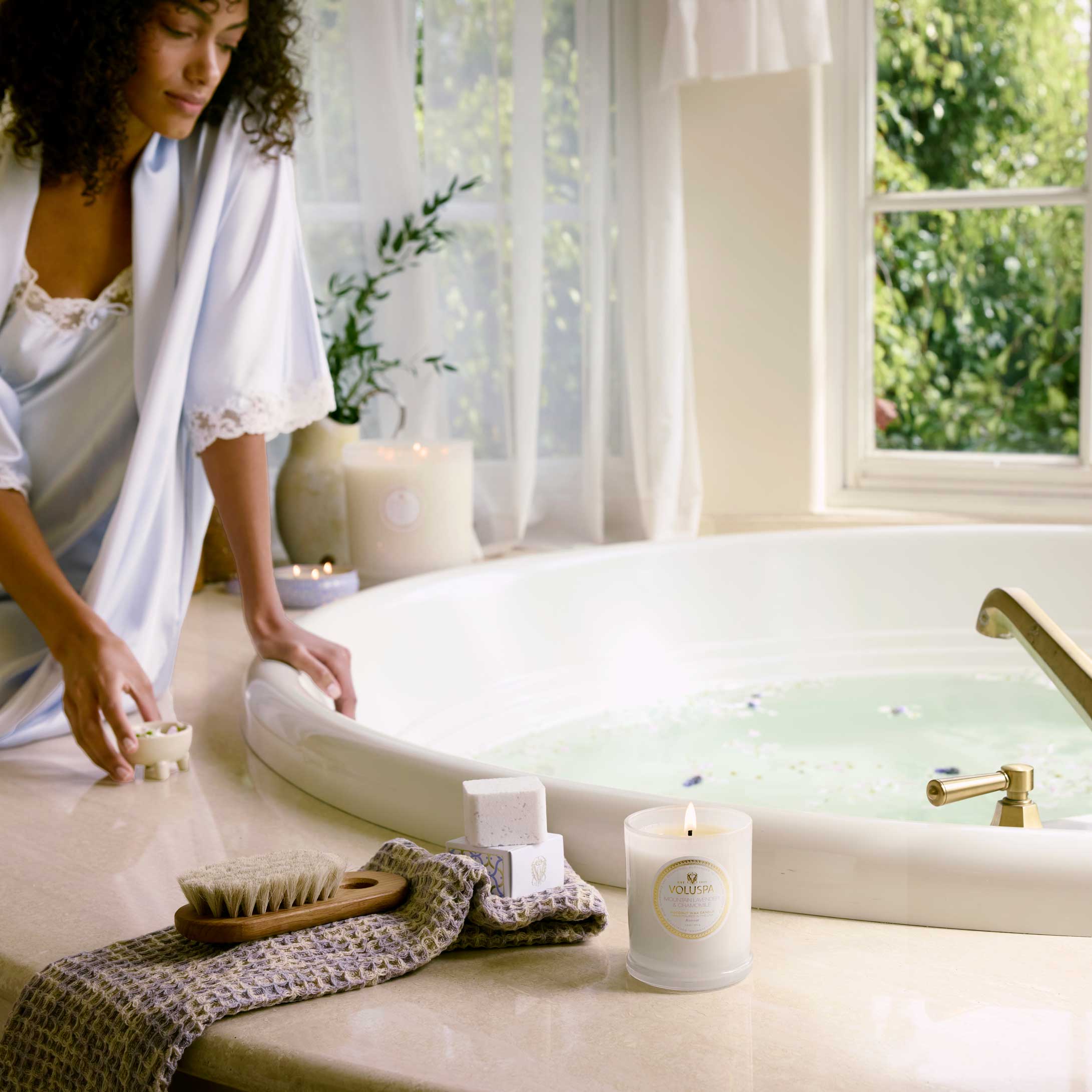VOLUSPA Mountain Lavender & Chamomile Bath Soak - Image 3